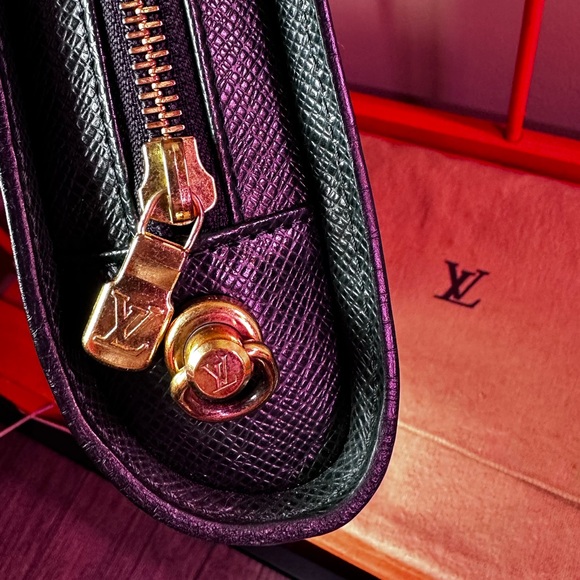 Authentic Louis Vuitton Orsay Clutch Green Taiga - Picture 2 of 6